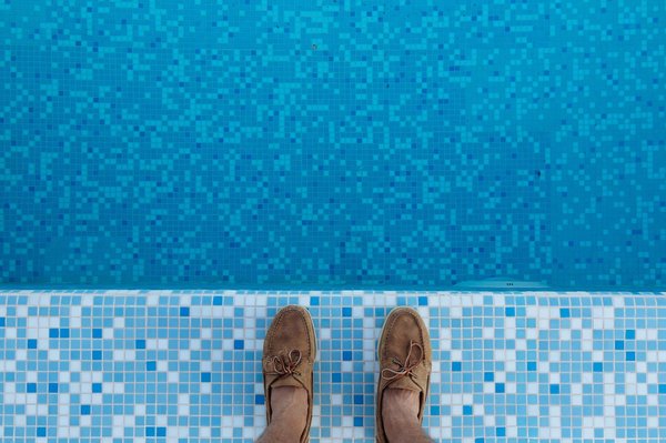 Quels sont les designs innovants pour des piscines adaptées aux petits espaces ?