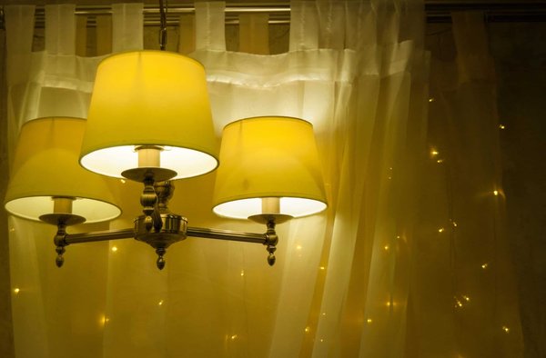 Quelles sont les caractéristiques d'une lampe Alessandro Mendini ?