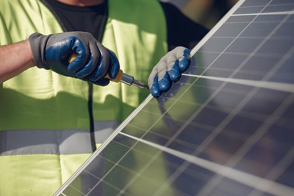 Taille panneau photovoltaïque : astuces pour un choix judicieux